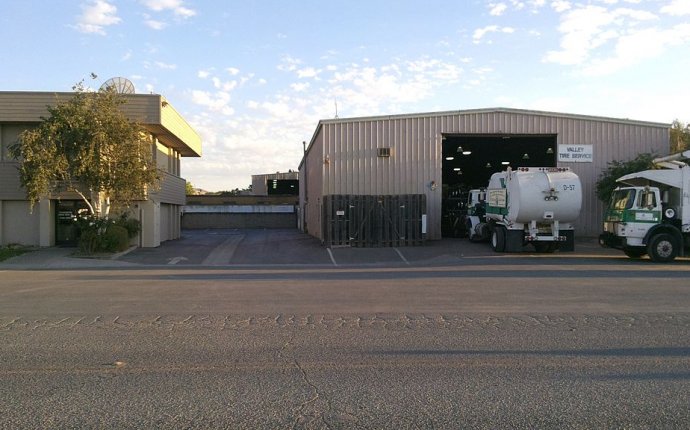 File:Pleasanton Garbage Service Trucks.jpg - Wikimedia Commons