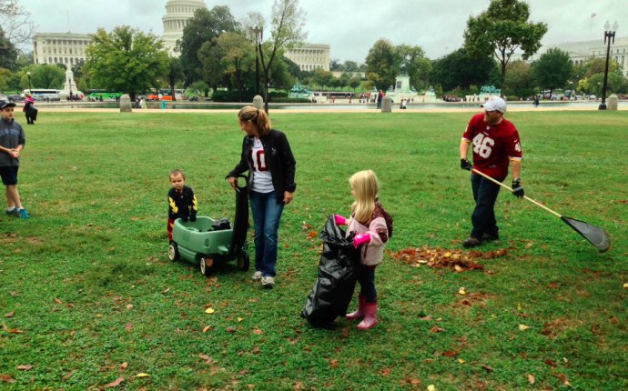 People Cleaning Trash Related Keywords - People Cleaning Trash